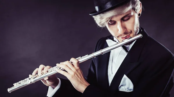 Elegantemente vestito musicista maschile suonare flauto — Foto Stock