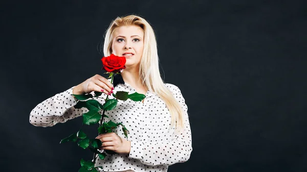 Schöne blonde Frau mit roter Rose — Stockfoto