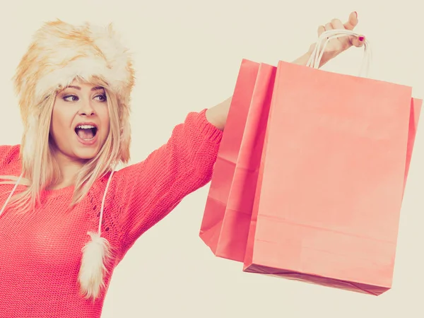 Žena nosí chlupatá čepice hospodářství nákupní tašky — Stock fotografie