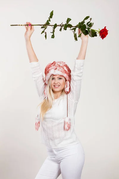 Mujer vistiendo invierno peludo sombrero caliente — Foto de Stock