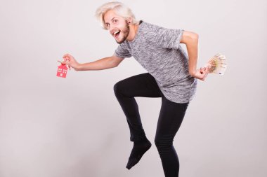 Eve para ve anahtarları tutan adam