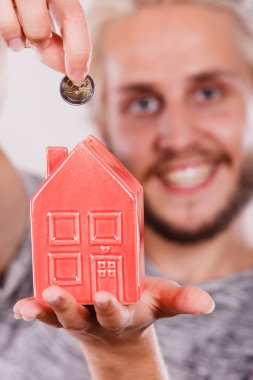 Gülümseyen adam evi servet para koyarak