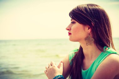 Portre, deniz kenarında plajda mutlu kadın