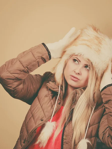 Blond kvinne om vinteren med varm pelshatt – stockfoto
