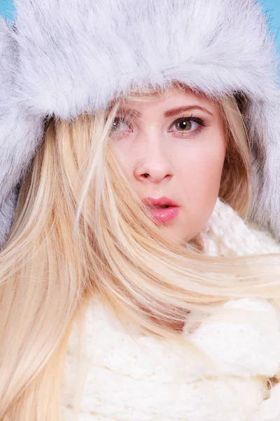 冬暖かい毛皮のような帽子の金髪女性 — ストック写真