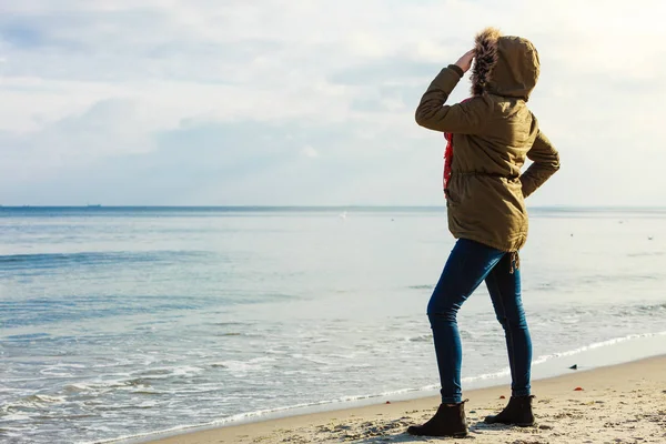 Plajda, rahatlatıcı kadın soğuk gün — Stok fotoğraf