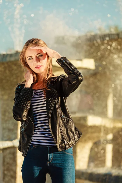 Casual stijl vrouw poseren tegen stad fontein — Stockfoto