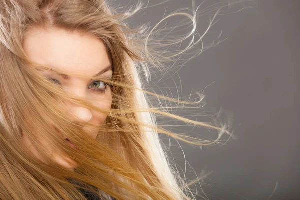 Vakker blond kvinne med forblåst hår – stockfoto