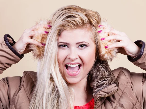 Mujer vistiendo orejeras de invierno peludo divertirse —  Fotos de Stock