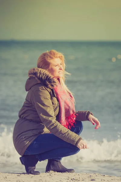 Femme relaxante sur la plage, journée froide — Photo