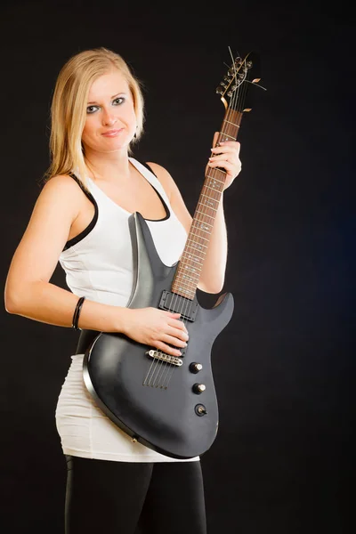 Mulher loira segurando guitarra elétrica, fundo preto — Fotografia de Stock
