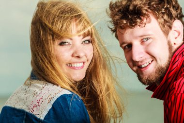 Closeop çift rahatlatıcı deniz kıyısında