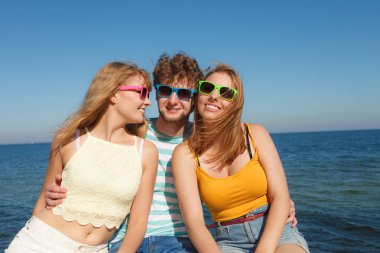 Grup arkadaşları erkek iki kız açık eğleniyor