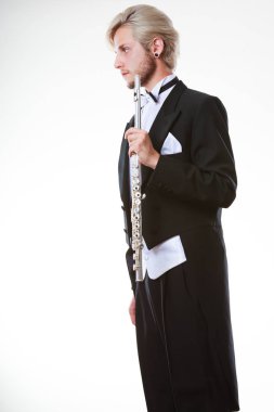 Purosuyla giyen erkek flütçü flüt tutan