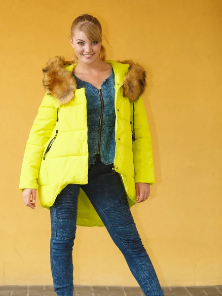 Modemädchen in zitronenfarbener Jacke. — Stockfoto