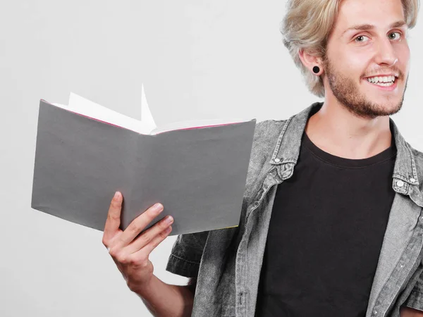 Estudante masculino segurando livros didáticos — Fotografia de Stock