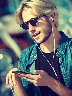 Loudspeeker sistemi ile telefonda konuşan adam