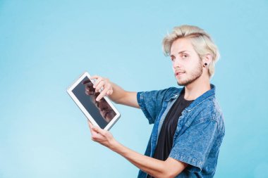 Tablet bilgisayar kullanarak trendy genç adam