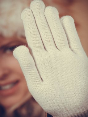 Kış sıcak tüylü şapkalı sarışın kadın