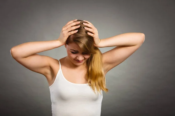 Frau leidet unter Kopfschmerzen Migräne. — Stockfoto