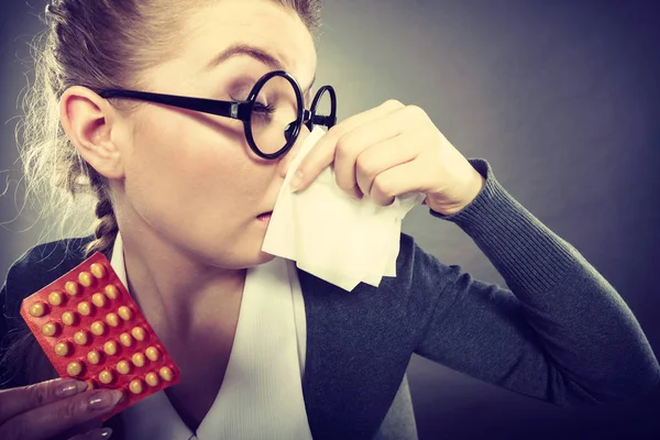 Empresária com gripe agarrada . — Fotografia de Stock