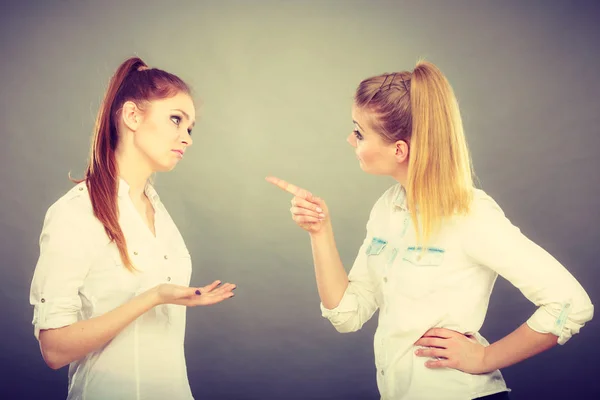 Twee meisjes met argument, interpersoonlijke conflicten — Stockfoto