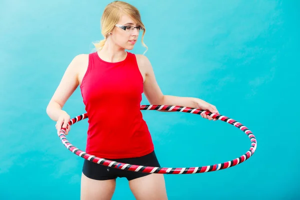 Fit mujer con hula hoop haciendo ejercicio —  Fotos de Stock