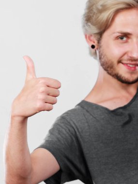 Başparmak pes içerik genç adam