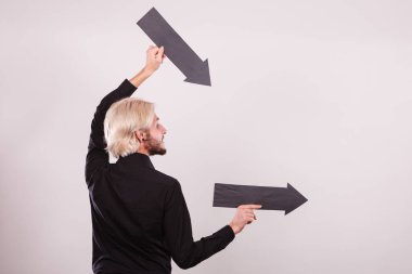 Aynı yönde iki oklar tutan adam