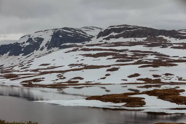 जमे हुए झील के साथ नॉर्वे दर्शनीय पहाड़ों . — स्टॉक फ़ोटो, इमेज