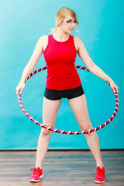 Uygun egzersiz yaparak hula hoop kadınla — Stok fotoğraf