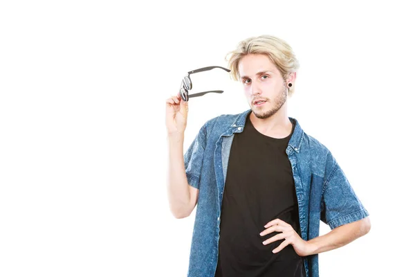 Sanatsal hipster adam holding gözlük — Stok fotoğraf