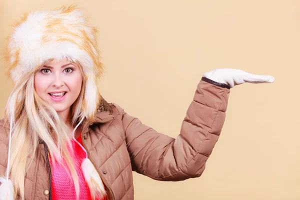 Ξανθιά γυναίκα στο ζεστό γούνινο καπέλο χειμώνα — Φωτογραφία Αρχείου