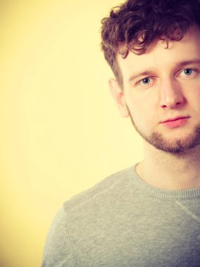 Dalgın delikanlı portre. 