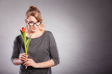 Seducive inek kız holding Lale.