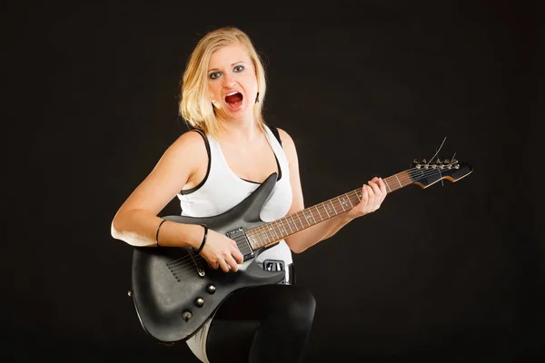 Mulher tocando guitarra elétrica e cantando — Fotografia de Stock