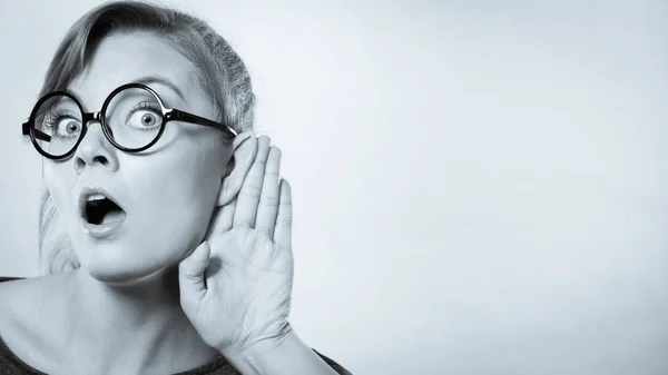 Roddelen geschokt meisje portret. — Stockfoto