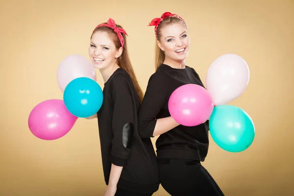 Retro niñas preparando globos fiesta de cumpleaños . — Foto de Stock