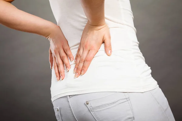 Donna che soffre di mal di schiena — Foto Stock