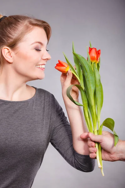 Charmante vrouw ruikende bloem gevoel vrede. — Stockfoto