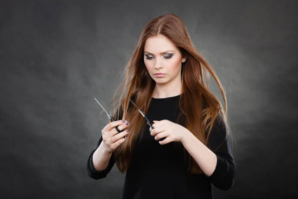 Professionelle elegante weibliche Friseurin mit Schere. — Stockfoto