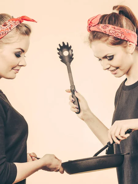 Retro girls cooking and frying on pan. — Stock Photo, Image