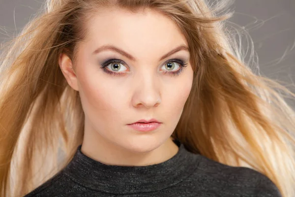 Karanlıkve saçlı çekici sarışın kadın