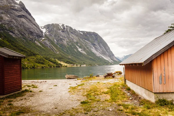 Zona montañosa y lago en Noruega — Foto de Stock