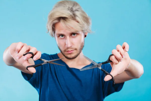 Uomo con forbici per taglio capelli — Foto Stock