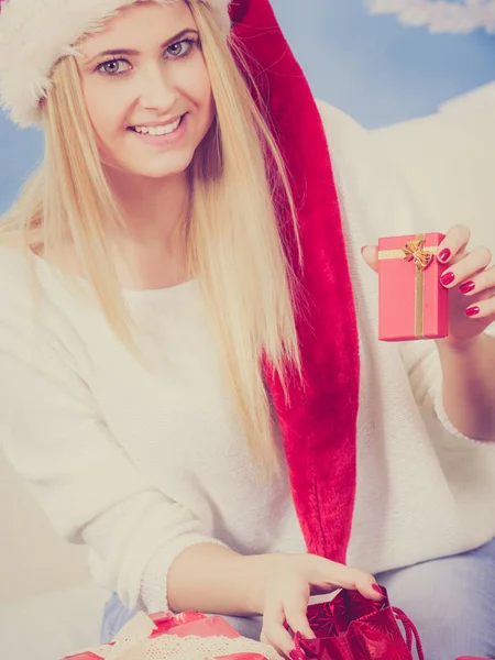 Woman in Santa hat preparing christmas gifts — Stock Photo, Image