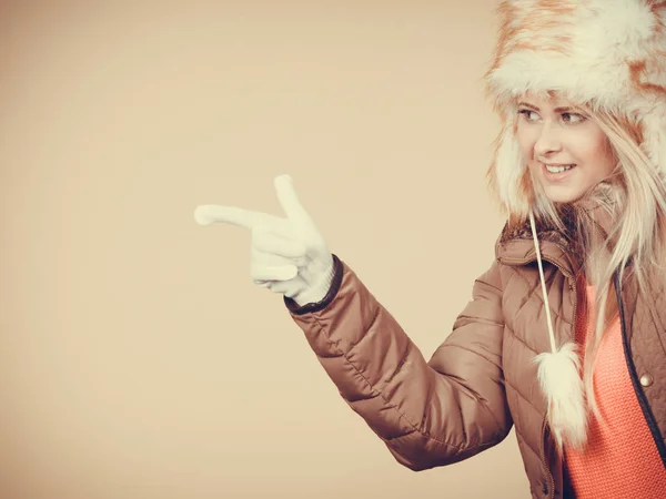 Blond žena v zimě teplé Chlupaté čepice — Stock fotografie