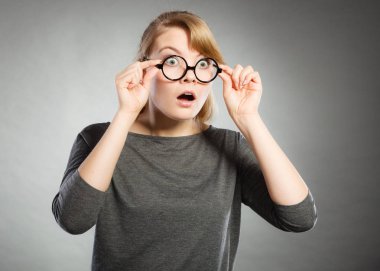 Şaşırmış şaşkın kızla açık ağız.