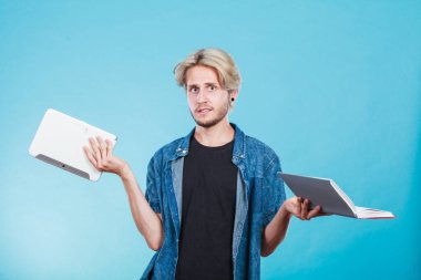 Tablet ve kitap tutan adam öğrenci.