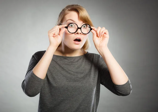 Erstauntes Mädchen mit offenem Mund überrascht. — Stockfoto